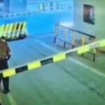 ببینید /  لحظه وقوع انفجار انتحاری در داخل نیروهای امنیتی در پیشاور پاکستان