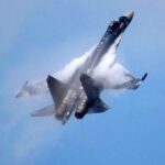 ببینید / ویدیو لحظه عبور جنگنده ایرانی در ارتفاع پایین در آسمان تهران