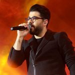 ببینید | تصاویری از اجرای حامد همایون در مراسم رونمایی از مجسمه «زانوزنندگان مقابل ایران» در تهران