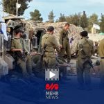 نظامیان صهیونیست در حال دزدی از باغ زیتون فلسطینی‌ها