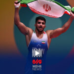دور افتخار غلامرضا فرخی پس از کسب مدال طلای بازیهای کشورهای اسلامی