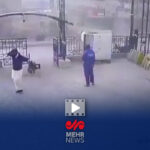 لحظه وقوع انفجار انتحاری در داخل نیروهای امنیتی در پیشاور پاکستان
