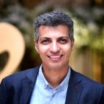 ببینید | حضور عادل فردوسی‌پور در مجلس ختم اکبر کارگر جم