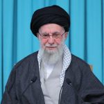 ب️بینید | سخنرانی کمتر دیده شده حضرت آیت‌ الله خامنه‌ای مقابل لانه جاسوسی درباره علل تسخیر سفارت آمریکا در ۱۳ آبان ۱۳۵۸