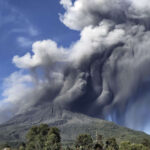 ببینید | فوران انفجاری آتشفشان در اندونزی