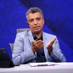 ببینید | واکنش قاطع عادل فردوسی‌پور به تهدید و نفرت‌پراکنی گزارشگر افغانستانی علیه بازیکنان تیم ملی ایران