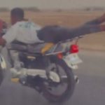 ببینید | حرکات عجیب و خطرناک یک موتورسوار با سرعت ۱۲۰ کیلومتر در جاده!
