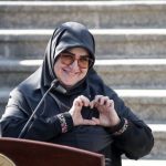 ببینید |  واکنش سخنگوی دولت به انتشار عکس خبرساز از خود در حال نشان دادن نماد قلب