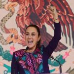 ببینید | تلاش عجیب برای بوسیدن رئیس جمهور مکزیک در خیابان توسط مرد ناشناس / ماموران امنیتی وارد شدند!