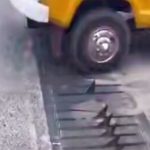 ببینید | تکنیک پلیس افغانستان برای اجبار مردم به رعایت قانون؛ ترکاندن لاستیک!