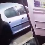 ببینید | تصویری از سرقت تلفن همراه یک زن از داخل خودرو در خیابان مولوی قبل از میدان رازی