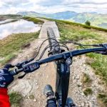 ببینید | مانور هیجان انگیز موتورسوار کانادایی بر روی خطرناک‌ترین شیب کوه