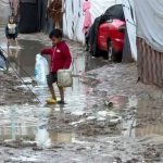 ببینید | صحنه‌ای تلخ از سیلاب دیروز برای کودکان غزه