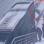 ببینید | لحظه سقوط مرگبار یک مرد با ویلچر زیر چرخ‌های اتوبوس شهری!