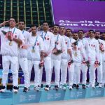 ببینید | حماسی‌خوانی وحید شمسایی با بازیکنان در اتوبوس تیم ملی فوتسال بعد از قهرمانی!