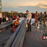 ببینید | واژگونی کامیون حامل میلگرد در کوهسار و سقوط بار روی خودروی سواری