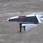 ببینید | سقوط یک خودرو از ارتفاع ۱۵۰ متری به داخل رودخانه!