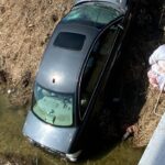 ببینید | مردم با دست خالی خودروی سقوط کرده را بیرون کشیدند!