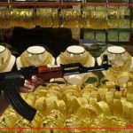 ببینید | فرار سارقان بعد از دیدن سلاح صاحب طلافروشی