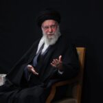 ببینید |  لحظه ورود رهبر انقلاب به حسینیه امام خمینی(ره) در شب اول مراسم شهادت حضر زهرا(س)