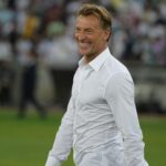 ببینید | اقدام جالب سرمربی فرانسوی با شنیدن صدای اذان در نشست خبری