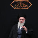 ببینید |  لحظه ورود رهبر معظم انقلاب به دومین شب مراسم عزاداری ایام شهادت حضرت زهرا سلام‌الله‌علیها در حسینیه امام خمینی(ره)