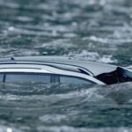 ببینید | تصاویری از سقوط عجیب خودرو به داخل دریا