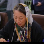 عکس | روسری خبرنگار فونیکس چین با اشعار فارسی