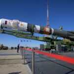 ببینید | تصاویری از مراحل نصب موشک روسی سایوز ام اس-۲۸ روی سکوی پرتاب