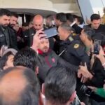 ببینید / خروج متفاوت سرخابی‌ها از هتل؛ بازیکنی مصدوم می‌شد، چه کسی پاسخ می‌داد؟