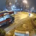 ببینید / پرواز یک مرسدس بنز از روی چند خودرو در رومانی