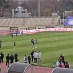 ببیند / شلوغی عجیب دور زمین، در حین گرم‌کردن بازیکنان پیکان و پرسپولیس