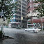 ویدیو / بارش باران معابر تهران را لغزنده کرد