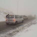 ببینید / گیر کردن خودروها در گردنە جەواڵەڕەشان مهاباد به دلیل بارش برف