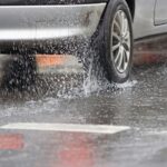 ببینید / اتفاق عجیب در ولنجک تهران؛ گیر کردن خودروها در سربالایی به خاطر بارش باران