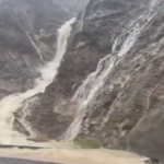 ببینید / تصاویر شگفت انگیز جاری شدن سیل از کوه‌های حاجی‌آباد هرمزگان