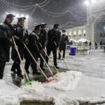 ببینید / برف‌روبی پشت‌بام حرم امام رضا(ع)