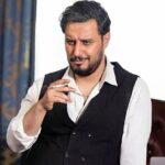 ببینید/ جواد عزتی خطاب به بادیگاردها در جشن حافظ: دستمو ول کنید، خودم می‌رم