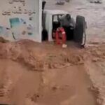 ببینید / لحظات دلهره‌آور نجات راننده گرفتار در سیلاب کهنوج