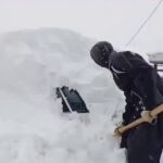 ببینید / دفن شدن خودروها زیر برف در بانه