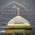 برف‌روبی پشت‌بام حرم امام رضا(ع)