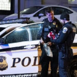 ببینید |  بازداشت وحشیانه یک زن آمریکایی توسط مامورین مهاجرت