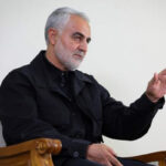 ببینید | انتشار نخستین تصویر شهید حاج قاسم سلیمانی در کنار مادرشان