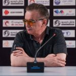 ببینید | گریه زنوزی روی آنتن زنده صداوسیما به خاطر وضعیت فوتبال و فحاشی‌های قومیتی در ورزشگاه‌ها