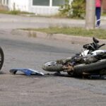 ببینید |  تصادف شدید موتورسوار در اثر رد کردن چراغ قرمز در اصفهان