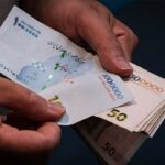 ببینید | اقدام جالب روزنامه‌نگار نزدیک به فردوسی‌پور برای نشان دادن کاهش شوکه‌کننده ارزش پول ایران مقابل دوربین!