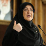 ببینید | ترک محل سخنرانی توسط سخنگوی دولت در دانشگاه یزد؛ افرادی در بیرون مرزها از اینکه شما بر مادر خودتون می‌تازید خوشحال خواهند شد