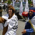 ببینید | اقدام جدید طالبان؛ تخریب اسامی مغازه‌ها با داس!