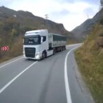 ببینید | اقدام عجیب راننده خودروی سواری مقابل یک تریلی!