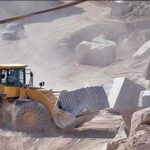 ببینید | تلاش لودرها در برابر صخره‌های زیبا و غول‌پیکر سنگ مرمر در معدن